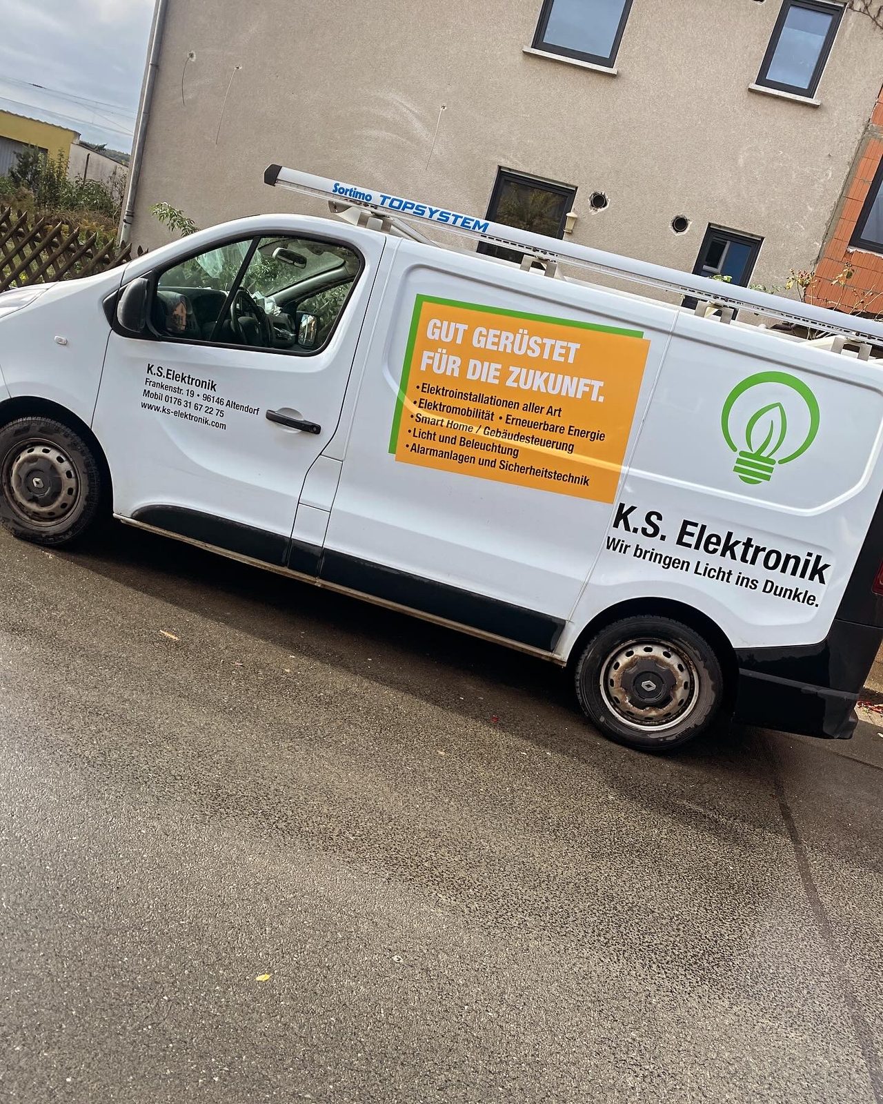 Firmenwagen von K.S. Elektronik – zuverlässiger Service vor Ort