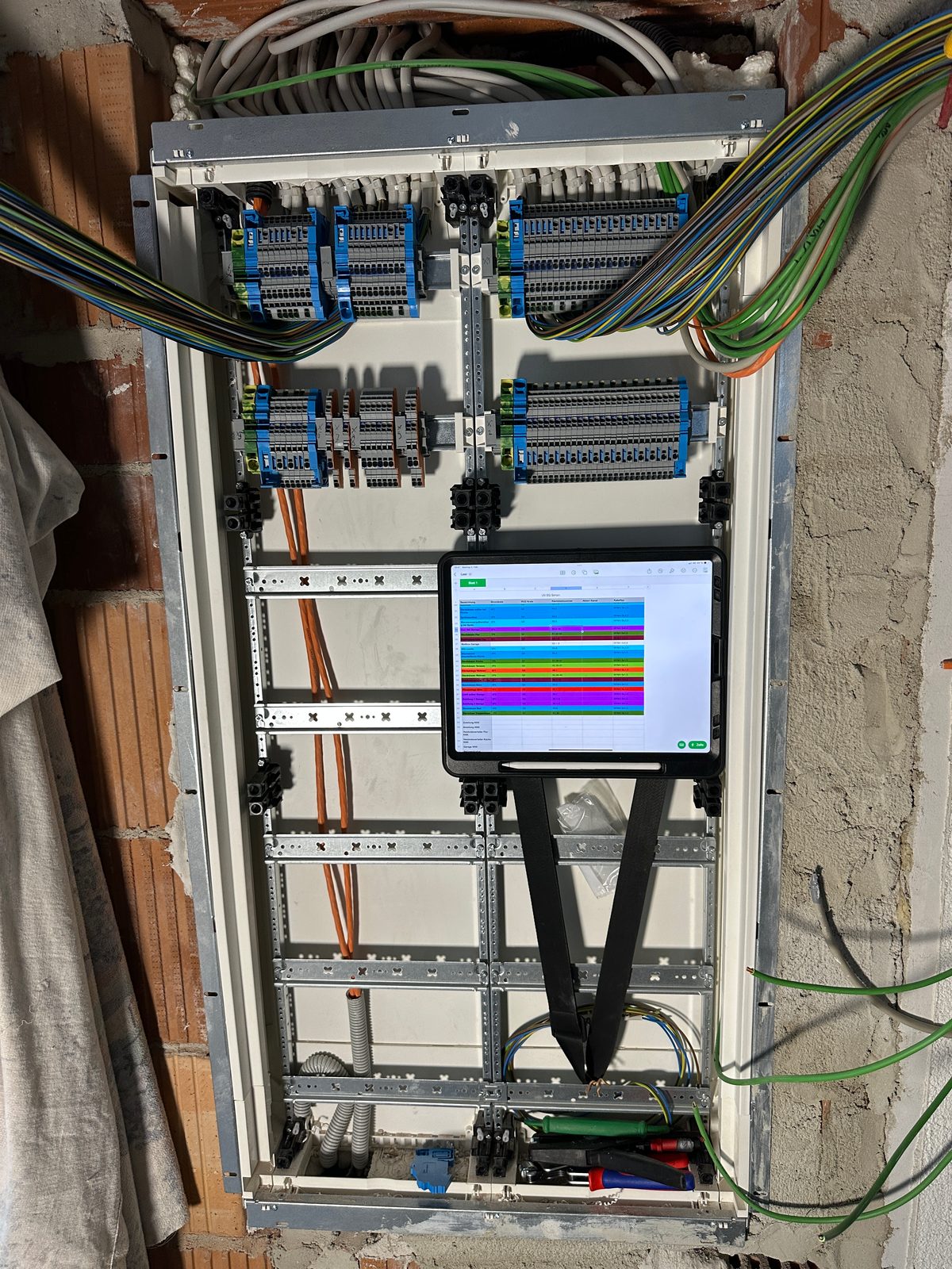 Professioneller Schaltschrankbau von K.S. Elektronik – saubere Verdrahtung nach Norm